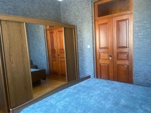 Postel nebo postele na pokoji v ubytování Luka Family Guest House