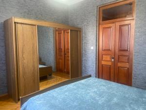 Postel nebo postele na pokoji v ubytování Luka Family Guest House