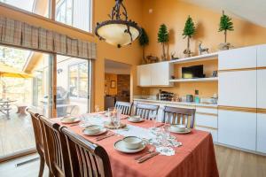 Η κουζίνα ή μικρή κουζίνα στο Grand View Lodge W/ Spa & Pool Table & Mountain +54 φωτογραφίες