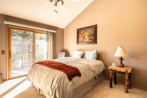 Ένα ή περισσότερα κρεβάτια σε δωμάτιο στο Grand View Lodge W/ Spa & Pool Table & Mountain