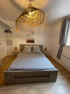 En eller flere senge i et værelse på Le Val d'escure