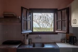 Η κουζίνα ή μικρή κουζίνα στο Kokkini Peach House +174 φωτογραφίες