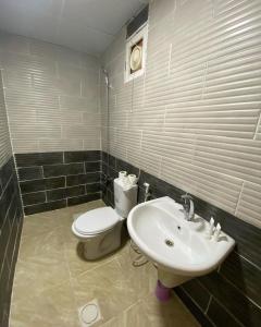 La salle de bains est pourvue de toilettes et d'un lavabo. dans l'établissement Sunrise Wadi Rum Camp, à Wadi Rum