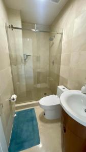 Koupelna v ubytování 12B - Cozy Apartment with Stunning Ocean View