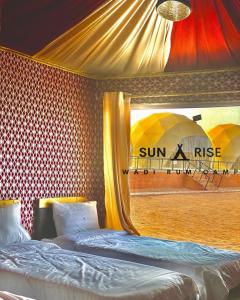 Sunrise Wadi Rum Camp في وادي رم: غرفة نوم بسريرين ومرآة كبيرة