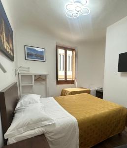 a bedroom with a bed and a window at Affitta camere Mimi family in Florence