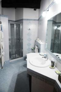 uma casa de banho com um lavatório e um chuveiro em Il Giardino Incantato em Monterosso al Mare