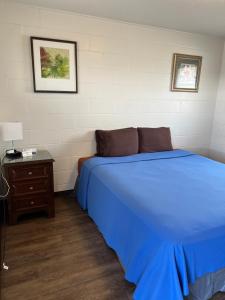 En eller flere senge i et værelse på Tip Top Motel