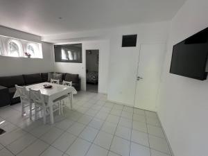 een woonkamer met een witte tafel en een bank bij Appartement de charme n7 in Grimaud