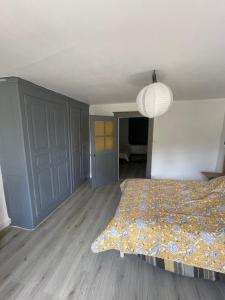 ViterneにあるMaison de campagne avec jardinのベッドルーム1室(ベッド1台、床に敷物付)