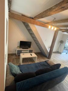 ViterneにあるMaison de campagne avec jardinのソファとテーブルのあるリビングルーム