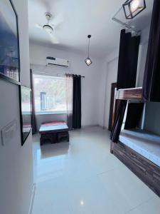 um quarto com 2 beliches e uma janela em Rootz em Dehradun