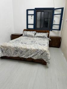 ‘Isfiyā的住宿－דירה עם נוף למפרץ חיפה עד החרמון，一间卧室设有一张大床,铺有木地板