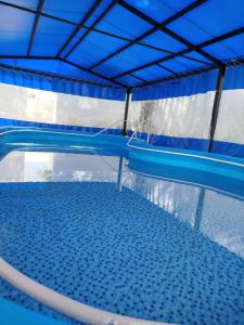 basen z niebieską podłogą i wodą w obiekcie Hotel Cervantes w mieście Termas de Río Hondo