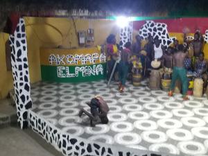 ElminaにあるAkomapa Villageの部屋の遊び場写真を撮る男