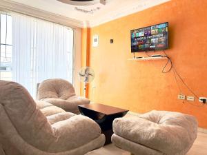 巴耶杜帕爾的住宿－Apartamento Cerca al Complejo Deportivo，客厅设有两把椅子,配有电视