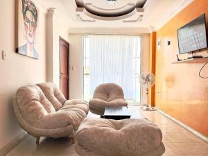 巴耶杜帕爾的住宿－Apartamento Cerca al Complejo Deportivo，客厅配有两把椅子和一张桌子