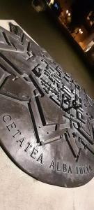 a metal plate with the name of aahuzonavelt at Apartment boulevard Cetate in Alba Iulia