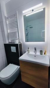 Koupelna v ubytování Anesi Suites & Rooms + 37 fotografií
