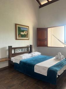 a bedroom with two beds and a window at Campo Bonito in Jericó