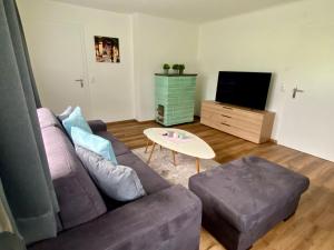 een woonkamer met een bank en een salontafel bij Appartements Wieseneck - beste Lage inklusive Sommercard in Ramsau am Dachstein