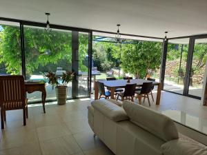 Χώρος καθιστικού στο VILLA climatisée, avec 3 Chambres , Piscine, et terrain arboré
