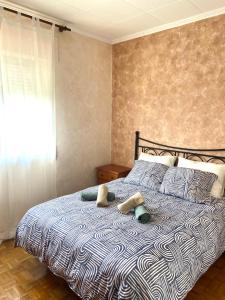 un dormitorio con una cama con dos animales de peluche en A casa da Sia, en Ribadeo