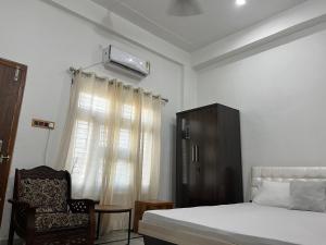 Een bed of bedden in een kamer bij Shri Ram International Home Stay Ayodhya