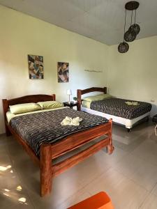 two beds in a room with two beds sidx sidx sidx at Villa Castillo de Ensueño in Concepción de Ataco
