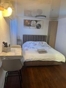 a bedroom with a bed and a table and chairs at קאסה גומז in Kiryat Ekron