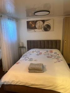 a bed with a blanket and a towel on it at קאסה גומז in Kiryat Ekron