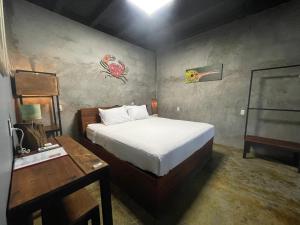 um quarto com uma cama e uma secretária e uma cama sidx sidx em San Carlos Surf Resort & Eco Lodge em San Carlos