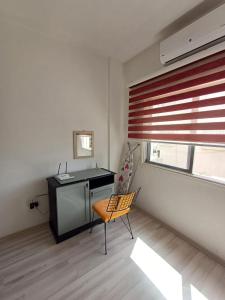 a room with a desk and a chair and a window at SUNFLOWER APARTMENT in Dumlupınar
