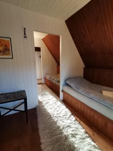 Habitación con 2 camas y mesa. en Vikendica na jezeru en Gacko