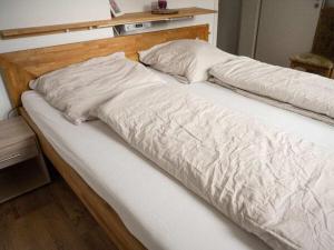 Katil atau katil-katil dalam bilik di Charming apartment in Buch