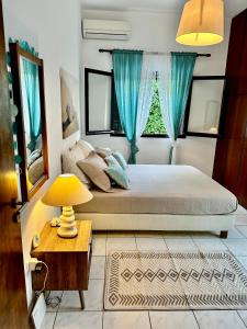 Łóżko lub łóżka w pokoju w obiekcie Eratous Seaside House