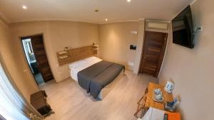 een slaapkamer met een bed, een televisie en een bureau bij B&B Casazze Dream in Marcaria