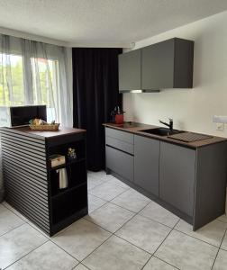 Kuchyň nebo kuchyňský kout v ubytování Moderne Gästesuite