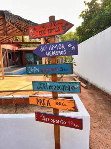 ein Straßenschild mit vielen verschiedenen Schildern darauf in der Unterkunft Casa da Lagoa in Jijoca de Jericoacoara