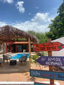 un complejo con piscina y un cartel en Casa da Lagoa en Jijoca de Jericoacoara