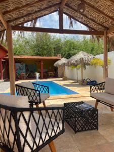 un patio con sillas y una piscina en Casa da Lagoa, en Jijoca de Jericoacoara