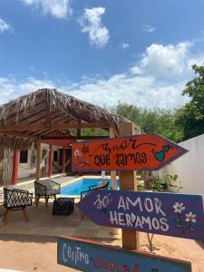 un cartel frente a un complejo con piscina en Casa da Lagoa en Jijoca de Jericoacoara