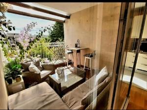 ein Wohnzimmer mit einer Couch und einem Tisch in der Unterkunft Beautiful Apartment, Close to Beach in Split