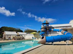 Piscine de l'établissement Les Chalets de Moulière ou située à proximité