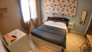 een slaapkamer met een groot bed in een kamer bij B&B Casazze Dream in Marcaria