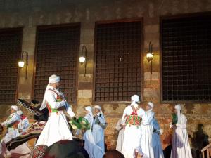 un gruppo di persone in costume che si trovano di fronte a un edificio di Maged Pyramids View Inn a Il Cairo