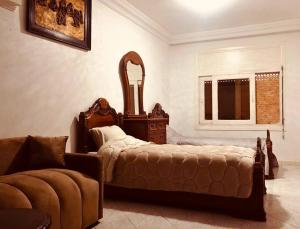 Sala de estar con cama y espejo en villa sable et émeraude - Tamaris, en Casablanca