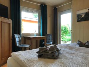 1 dormitorio con 2 camas, mesa y ventana en Pension 19, en Pirna