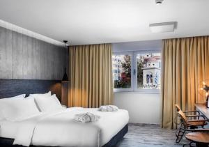 新德里的住宿－Hotel Seven Villa Near Delhi Airport，卧室设有一张白色大床和一扇窗户。