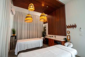 A bed or beds in a room at White Villas - Romantic Getaway - Oceanside Large Modern Studio with Pool, 500ft from Long Bay Beach